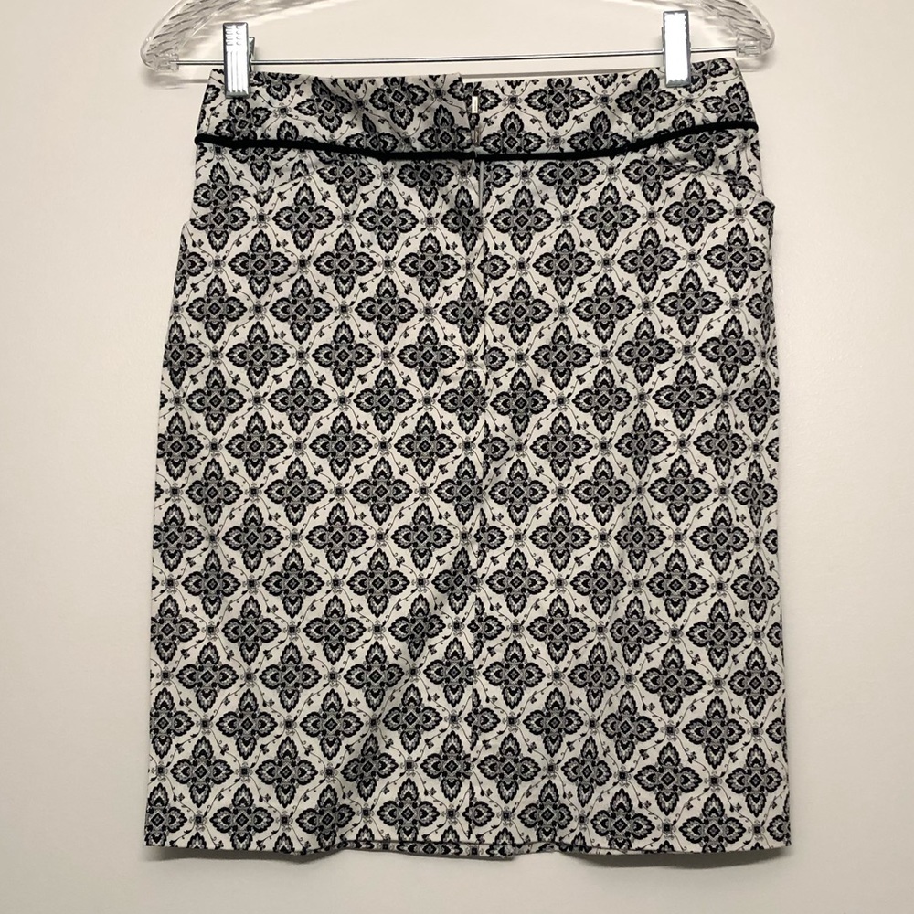 Black and white patterned pencil skirt